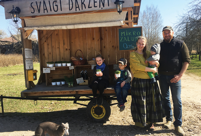 Strazdiņu bodīte pagājušajā svētdienā. Lauma (no kreisās), Eduards, Liene ar Ernestu, Kristaps. Priekšā — Fricis.
Foto — Ieva Puķe