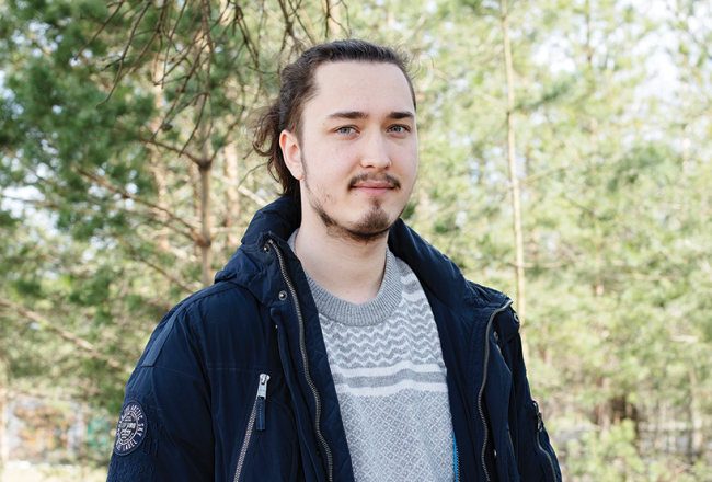 Latviešu valodā ienāk daudz aizguvumu no angļu valodas. Heinrihs uzskata — jācenšas lietot latviskojumus, ja tie ir izdomāti labi. Piemēram, «aplikācijas» vietā «lietotne». Taču powernap tulkojums «jaudas snauda» viņam šķiet smieklīgs. «To varētu izmantot tikai kā joku!»
Foto — Kristīne Madjare