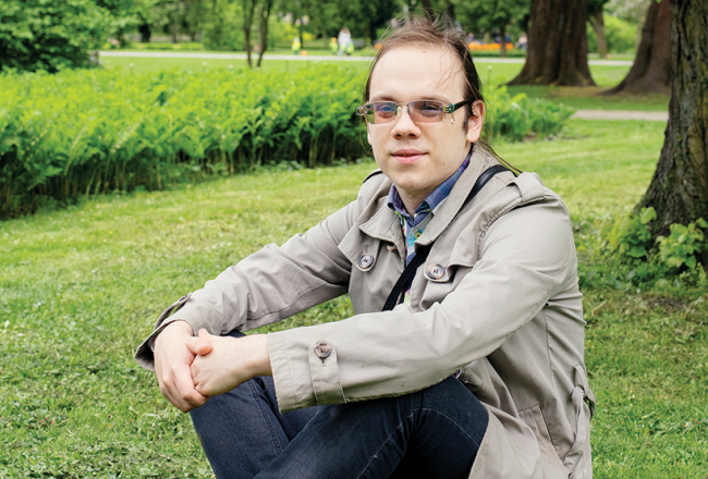 «Man patīk urbties dziļi. Ja interesē un daudz dara, ar laiku zināšanas galvā nāk arvien vieglāk,» saka Džonatans. Pagaidām salīdzinoši neiepazīta joma viņam ir mūzika. «Zinu, ka tur ir milzīgs teorijas blāķis apakšā, kas pats par sevi ir interesanti. Gribētu dziļāk papētīt!»
Foto — Kristīne Madjare