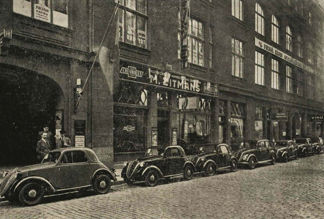 Fiat automašīnas pie Zitmaņa veikala Rīgā pagājušā gadsimta 30. gados