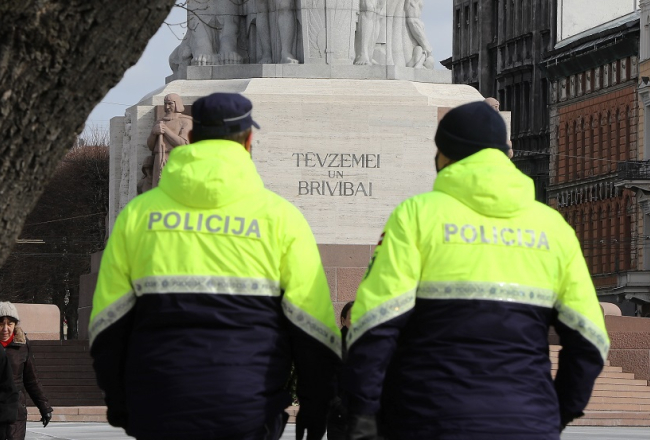 Policisti laukumā pie Brīvības pieminekļa. Foto: Evija Trifanova, LETA
