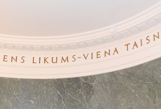 Uzraksts valdības sēžu zālē. Foto: Edijs Pālens, LETA