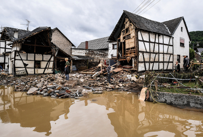 Pussagrautas mājas Šuldes ciemā Vācijā.
Foto — Scanpix