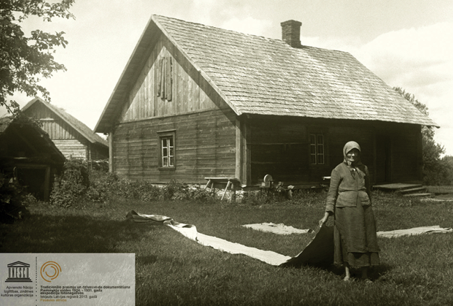 Lina audekla balināšana Madonas apriņķa Kalsnavas pagasta Jaunrūcēnu mājās 1928. gada 12. jūnijā. Fotografēja Jevgēnijs Eniņš