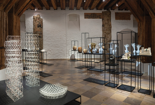 Izstādē skatāmi 19 Baltijas mākslinieku darbi, priekšplānā — Martinsona balvas 2021 ieguvēja Daiņa Pundura Porcelāns un apzinātie sapņi.
Foto — Didzis Grodzs