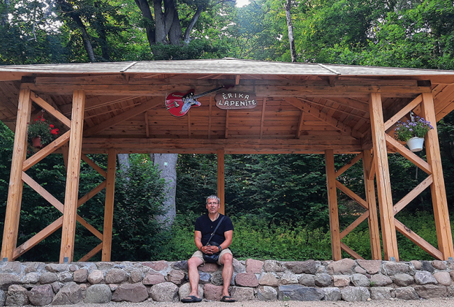 Festivāla Saldus Saule rīkotājs un mūziķis Andris Akermanis paša izveidotajā Ērika lapenītē, kas veltīta leģendārajam ģitāristam Ērikam Ķiģelim