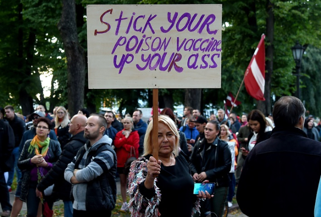 Pikets Vecrīgā pret obligātu vakcināciju. Foto: Zane Bitere, LETA