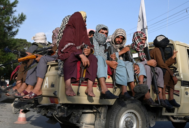 Talibu kaujinieki patrulē Kabulas ielās 23.augustā. Foto: AFP/Scanpix/LETA