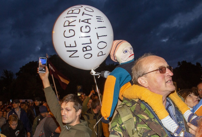 Mītiņš pret obligāto "Covid-19" vakcināciju 18.augustā pie Ministru kabineta. Foto: Edijs Pālens, LETA