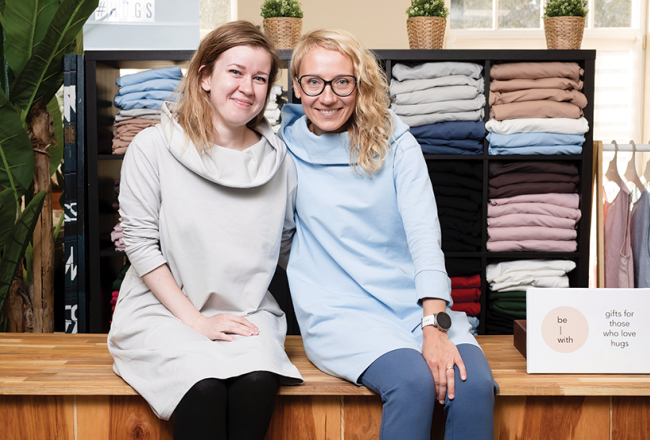 Anna Andersone
(pa labi), SIA Be-With dibinātāja un īpašniece, un uzņēmuma operatīvā vadītāja Karīna Plotņikova, bez kuras enerģijas un pozitīvisma veiksmīgu darbu uzņēmumā īpašniecei grūti iedomāties.
Foto — Ieva Salmane