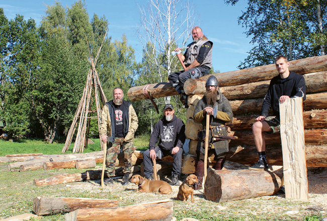 Priekšplānā no kreisās: Juris, Valdis, Kaspars, Jēkabs; augšā sēž Uģis.
Foto — Toms Tauriņš