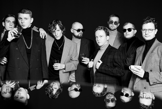 Singapūras satīns: Mārtiņš Plūme (no kreisās), Kristaps Strūbergs, Jānis Krīvēns, Juris Štrāls, Edgars Bāliņš, Kārlis Zenne, Niks Evalds un Eduards Gorbunovs.
Publicitātes foto