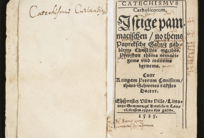 Kanīzija katehisma (1585) oriģināls apskatāms LNB izstādē Atgriešanās. Senākā dzīvā grāmata latviešu valodā, taču grāmata ir arī digitalizēta un iznākusi faksimilizdevumā.
LNB publicitātes foto