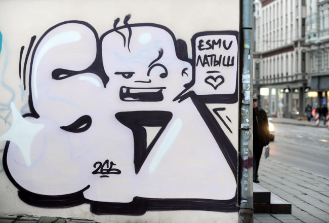 Grafiti ar uzrakstu "Esmu latvietis!" Rīgā. Foto: Evija Trifanova, LETA