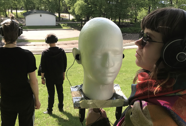 Nekad nezūdošās Pārdaugavas ieraksts veidots, izmantojot manekena galvu, kam pievienoti mikrofoni, radot iespaidu, ka runātājs stāv blakus. Foto — Marija Leskavniece un no publicitātes materiāliem