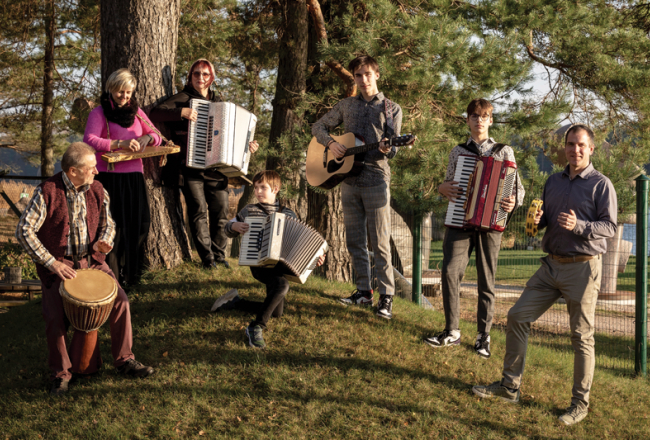 No labās: Gatis Grīnbergs, viņa dēli Ansis, Kārlis un Miķelis, sievasmāte Aija Jaunzeme, sieva Dace un sievastēvs Pauls Jaunzems. Foto – Ieva Salmane