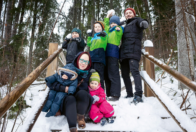 Salnišu ģimene: mamma Līga ar zīdainīti Ādamu un meitu Emmu, tēvs Grigorijs ar dēliem Aleksandru, Paulu un Justu.
Foto — Ieva Salmane