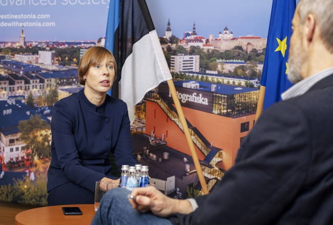 Kersti Kaljulaida sarunā ar Paulu Raudsepu. Foto: Kristīne Madjare