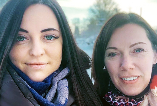 Rucavā un Sikšņos Santas Kornas (pa kreisi) un Daces Miemes organizētais Ziemassvētku pasts darbosies līdz 20. decembrim, bet sveicienus adresātiem nogādās līdz svētku vakaram.
Foto no privātā arhīva