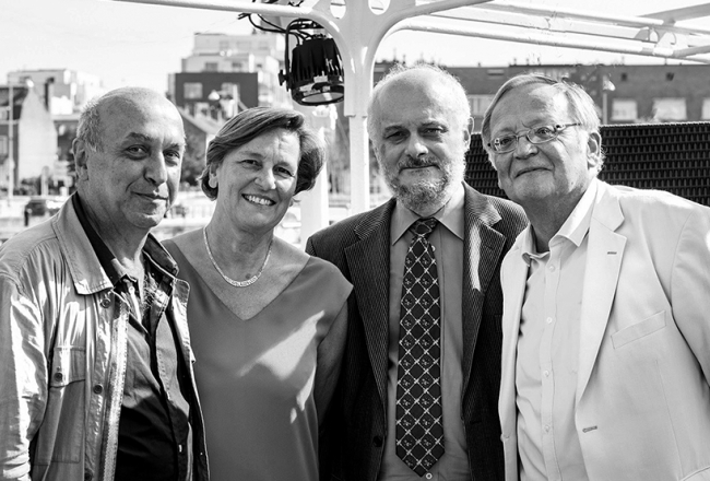 Eiropas literatūras jaunāko laiku parādības jaunā kopumā tvēruši (no kreisās) Timurs Muhidins, Annika Benuā-Dizosuā, Jans Jendžejevskis, Gijs Fontēns. 2021. gada septembrī Denkerkā. Autores foto