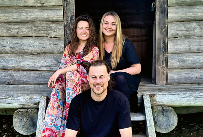 Evija Medne, Linda Vanaga un Kaspars Blīgzna — seno lauku viensētu glābējkomanda.
Foto no Jumis Lauku viensētas arhīva