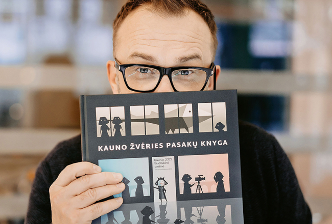 Rītis Zemkausks ar ilustrētu pasaku grāmatu par Kauņas Zvēru — tā vienlaikus ir gan konceptuāla kultūras galvaspilsētas programma, gan «stāsts par visu, kas Kauņā reiz bijis, nav bijis, bet varēja būt». Grāmatas autori iesaka: «Lasiet, fantazējiet un papildiniet!»
Foto — Martynas Plepys