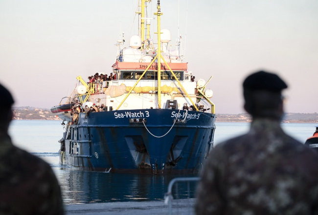 Vācijas migrantu glābšanas kuģis "Sea Watch 3" ar 440 migrantiem uz klāja 31.decembrī ierodas ostā Sicīlijas salā Itālijas dienvidos. Foto: EPA/Scanpix/LETA