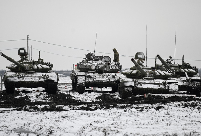Krievijas armijas tanki T-72B3 kaujas vingrinājumu laikā Kadamovskas poligonā Rostovas apgabalā. Foto: REUTERS/Scanpix/LETA
