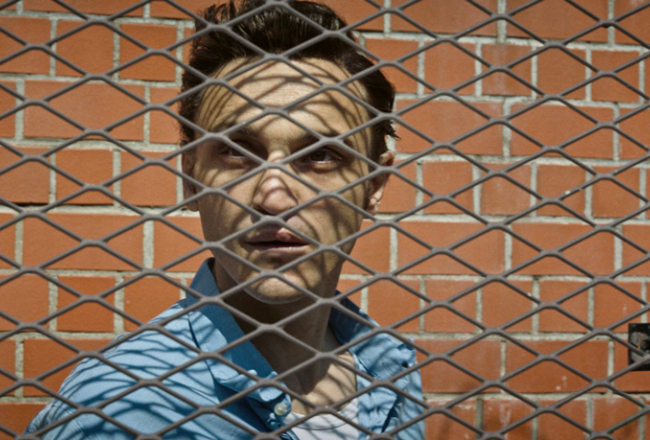 Filmas galvenais varonis Hanss Hofmans (viņu spoži nospēlē izcilais vācu aktieris Francs Rogovskis) ir homoseksuāls vīrietis, kas savu dzīvi vada cietumā — pēc nacistiskā režīma krišanas viņš, tāpat kā tūkstošiem citu, tika atkārtoti ieslodzīts.
Publicitātes foto