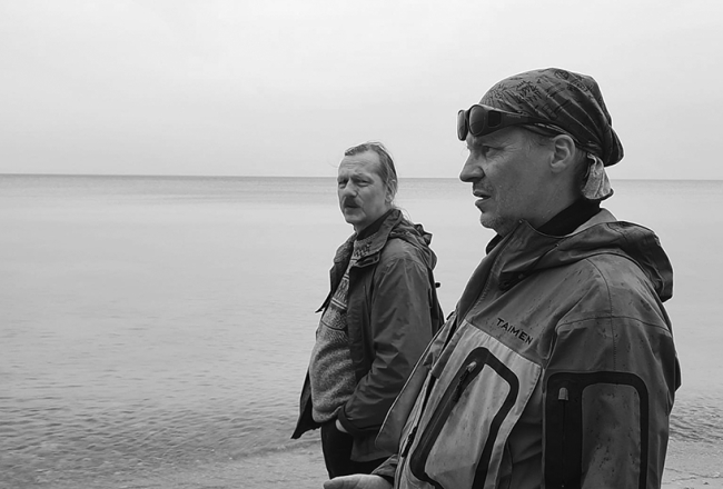Guntis Berelis (pa kreisi) un Andris Akmentiņš maija nogalē jūrā meklē dzintaru un mazās fosilijas.
Foto — Andrejs Mārtiņš Grīnbergs
