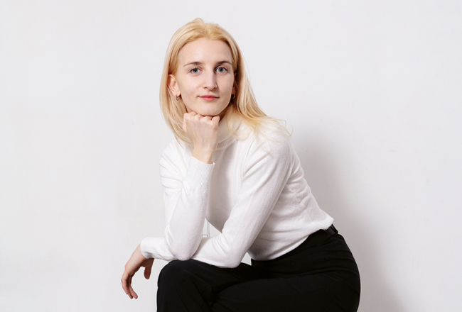 «Esmu pārliecināta — ja nebūtu pievienojusi Facebook ierakstam fotogrāfiju, tādas rezonanses noteikti nebūtu,» saka Kate Gecēviča. Tomēr vairāk par sitieniem sāp tieši emocionālie pāridarījumi.
Foto — Kristīne Madjare