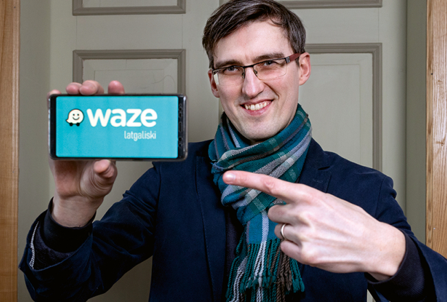 «Sākumā daži ierosināja, ka vajag latgalisko Waze uztaisīt kā joku variantu,» stāsta Juris Viļums. «Kur latgalieši, tur parasti ir kaut kas smieklīgs! Bet mēs negribējām jokot. Nedod Dievs, kāds vēl mūsu Waze dēļ kaut ko nesapratīs vai aizsmiesies tā, kas iebrauks nepareizajā plūsmā!»
Foto — Ieva Salmane