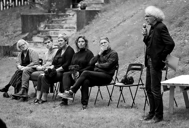 Žurnāla Domuzīme Dzejas balvai nominēto dzejas krājumu autori Ojāra Vācieša memoriālā muzeja dārzā pērnā gada 8. septembrī. Dzejnieki (no kreisās) Inese Zandere, Edvards Kuks, Ieva Rupenheite, Liepa Rūce, Eduards Aivars un Guntars Godiņš.
Foto no Domuzīmes arhīva