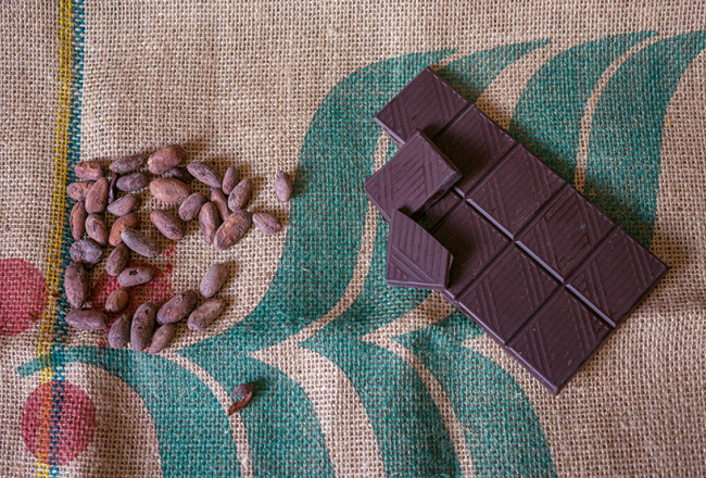 Bean-to-Bar jeb amatšokolādes ražotājs pārzina ikvienu tās tapšanas posmu, sākot no pupiņu audzēšanas līdz gatavajai tāfelītei.
Foto — Pixabay.com