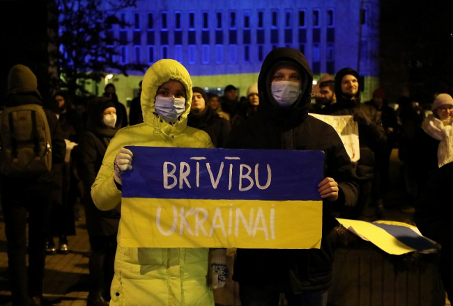 Iepretī Krievijas vēstniecībai notiek pikets pret Krievijas agresiju Ukrainā. Foto: Evija Trifanova, LETA