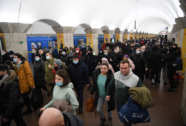 Ukrainas galvaspilsētas Kijevas iedzīvotāji ar somām un čemodāniem ierodas metro, kur var patverties no gaisa uzbrukumiem. Krievija ceturtdienas rītā sāka karu Ukrainā. Foto: AFP/Scanpix/LETA