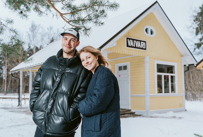 Pirmajās divās darbadienās Kārlis Leitis (25) un Anete Siņavska (24) Stacija Vaivari Pizza pārdeva pa 45 picām. Tad izbeidzās mīklas sagataves. Nākamajās divās dienās pie pircējiem devās 2x80. «Domājām, ka pirmajā mēnesī tiksim galā divatā. Bet jau pirmajā dienā zvanījām pazīstamam džekam: «Klau, mēs varētu tev darbiņu piedāvāt!»»
Foto — Lauris Aizupietis