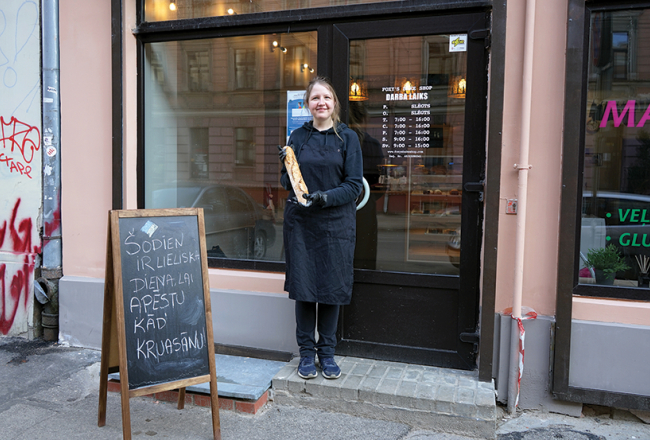 Zita ar svaigu bageti pie Foxy’s Bake Shop uz Ģertrūdes ielas.
Foto — Ieva Kalēja