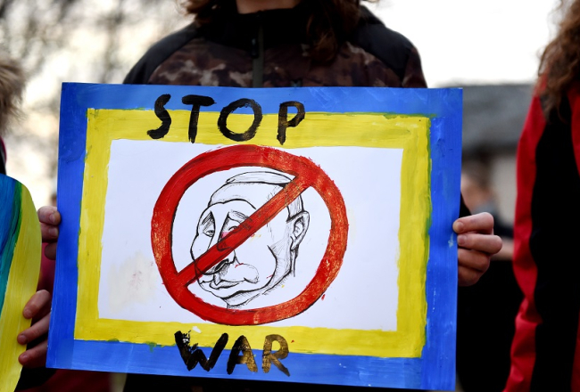 Protesta plakāts pret Krievijas sākto karu Ukrainā. Foto: Zane Bitere, LETA