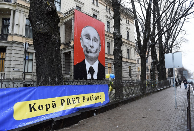 Plakāts pie Medicīnas vēstures muzeja pret agresiju Ukrainā. Foto: Sintija Zandersone, LETA