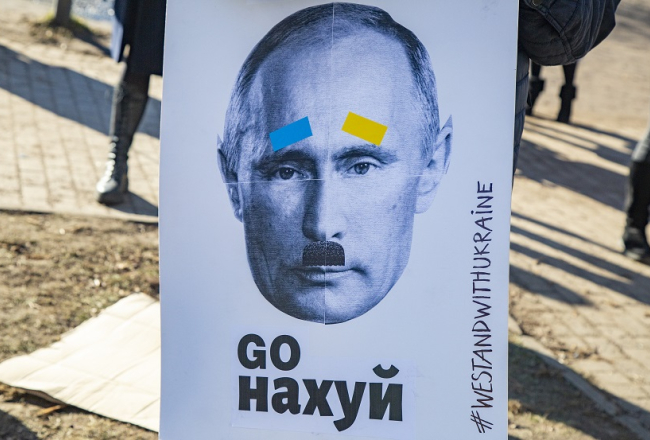 Iepretī Krievijas vēstniecībai Rīgā ikdienu notiek piketi Ukrainas atbalstam. Foto: Edijs Pālens, LETA