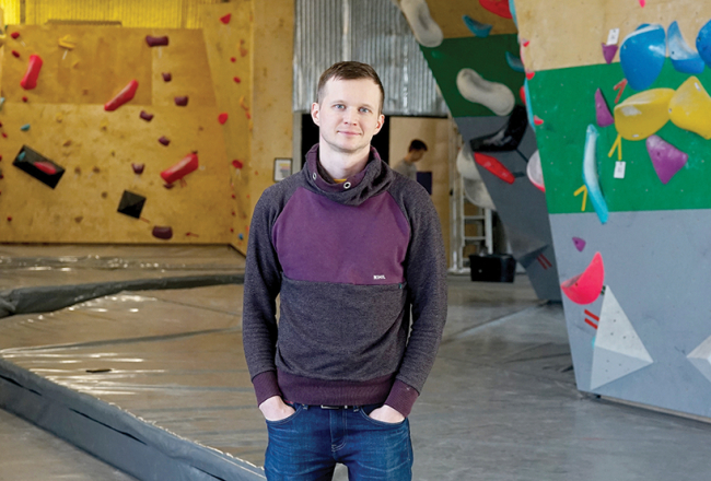 Profesionāls kāpējs un boulderinga zāles Falkors īpašnieks Rolands Ruģēns.
Foto — Ieva Kalēja