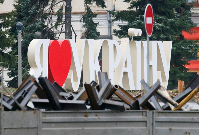 Auto piekrauts ar tanku apturēšanai domātām barjerām Kijevas centrā 1.martā.  
 Foto: REUTERS/Scanpix/LETA