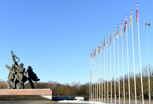 Pie Uzvaras pieminekļa izkārti Ukrainas un Latvijas valsts karogi. Foto: Zane Bitere, LETA
