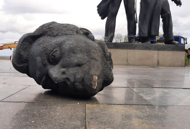 Pirmdien Kijivā sāka demontēt Tautu draudzības pieminekli, kurā divas statujas simbolizē ukraiņu un krievu strādniekus. Piemineklis Ukrainas galvaspilsētas centrā tika atklāts 1982. gadā, kad svinēja PSRS dibināšanas 60. jubileju.
Foto — Scanpix