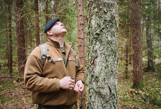Latvijas armijas izdzīvošanas speciālists Aigars Kūms: «Panika pilnīgi visas situācijas padara sliktākas. Mums armijā māca, ka vispirms jāapzinās situācija, jāizvērtē draudi un tad jāpieņem lēmums, kā rīkoties.»
Foto — Edmunds Brencis