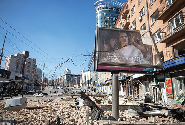 Martā Ukrainas augstākās kultūras godalgas — Tarasa Ševčenko balvas — saņēmušās filmas Augstāk par zemi (Stop-Zemlia) plakāts pie apšaudē cietušas metro stacijas ieejas Kijivā.
Foto — Aleksejs Samsonovs
