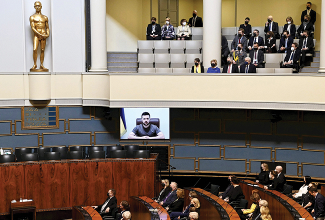 Ukrainas prezidenta Volodimira Zelenska uzruna Somijas parlamentā 8. aprīlī.
Foto — Scanpix