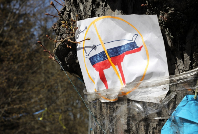 Protesta zīmējums iepretī Krievijas vēstniecībai. Foto - Evija Trifanova, LETA