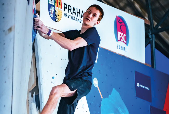 «Nezinu, kā ir citos sporta veidos, bet kāpšanas sportā visi esam ļoti draudzīgi,» saka latviešu sportists Edvards Gruzītis. Foto: Petr Chodura, Český Horolezecký Svaz